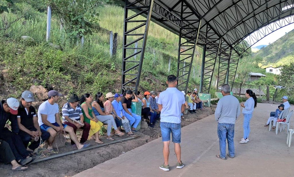 Agricultura_CZ7's tweet photo. #Loja | Realizamos reunión de trabajo para la socialización de los beneficios del #MAG en coordinación con la Jefatura Política del cantón #Quilanga 📍 en la comunidad Galápagos.  
#ElNuevoEcuador 🇪🇨 https://t.co/McYdjTgemf