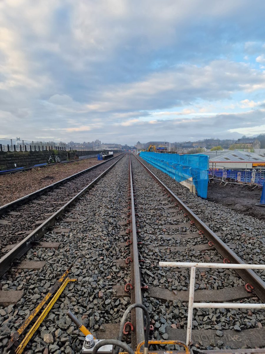 It’s day 5️⃣ and engineers are still working around the clock to complete upgrades across #Huddersfield 🛠️ The work to Span 29 on Huddersfield Viaduct is now complete after the bridge deck was removed and replaced. New railway stone & track was then added 🏗️ 📲 Please continue…