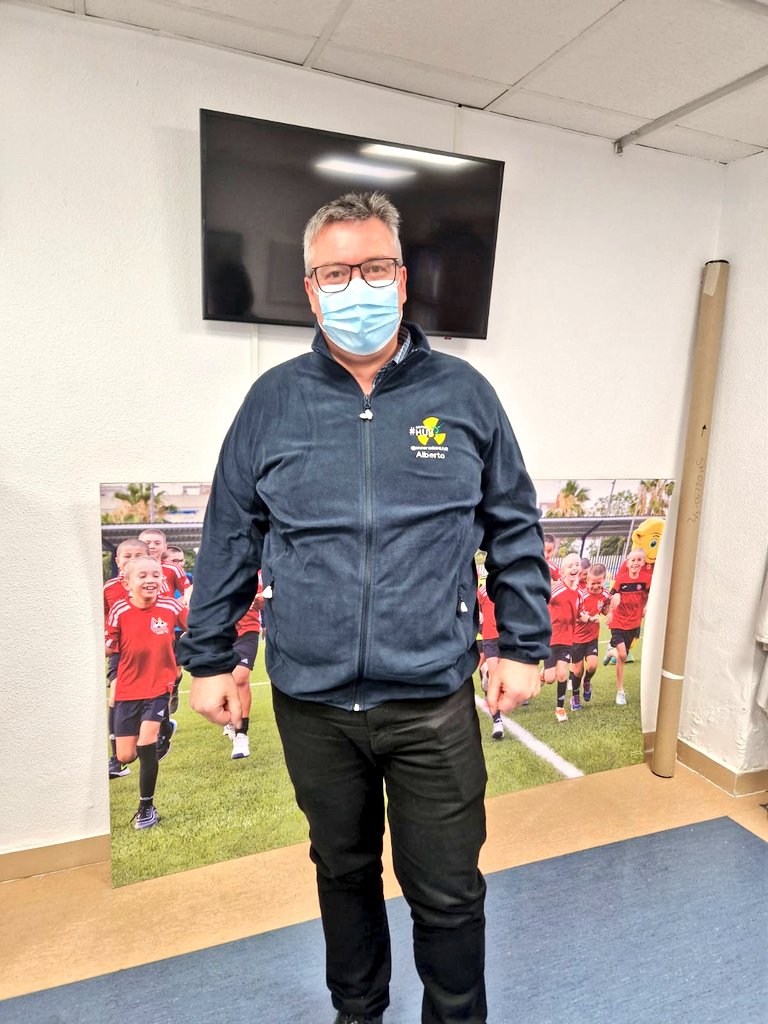 oncoradioHUVR's tweet photo. Nuestro agradecimiento 🤗 a @inf_entropy por su dedicación y liderazgo en el Plan Andaluz💚 de Radioterapia ☢️ Gran compromiso fundamental para el flamante actual parque tecnológico ¡Suerte en tu nueva etapa en el @HRegionalMalaga🏥!
#SomosHUVR https://t.co/iggbL44qZc