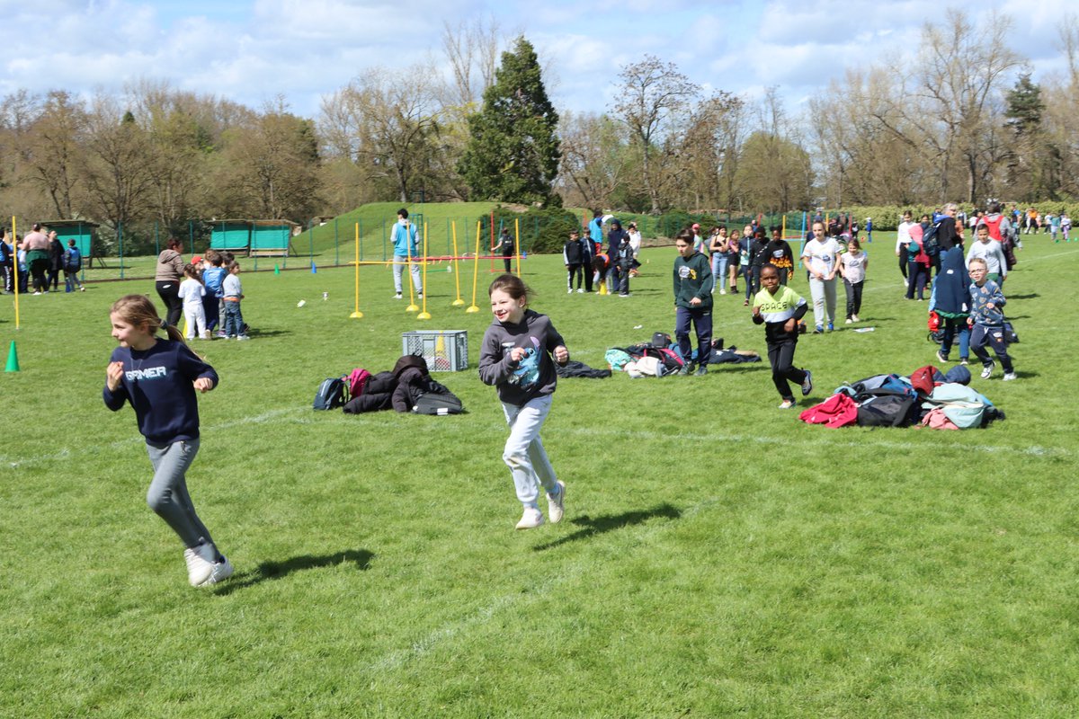 A l'occasion de la Semaine olympique et paralympique, le recteur @BenmiloudKarim participe avec plus de 600 élèves aux Olympiades scolaires organisées à Vichy. 🏃Épreuves athlétiques autour de la course, du lancer et du saut 🤝Activités de coopération @education_gouv @Sports_gouv