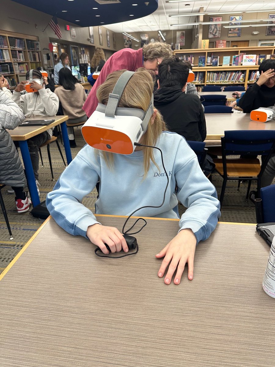 Students learning how to use VR in our state of the art library! @colleenmohara @PrincipalGalati @LoriKoernerRCSD @DrMulieri #ThisIsRiverhead