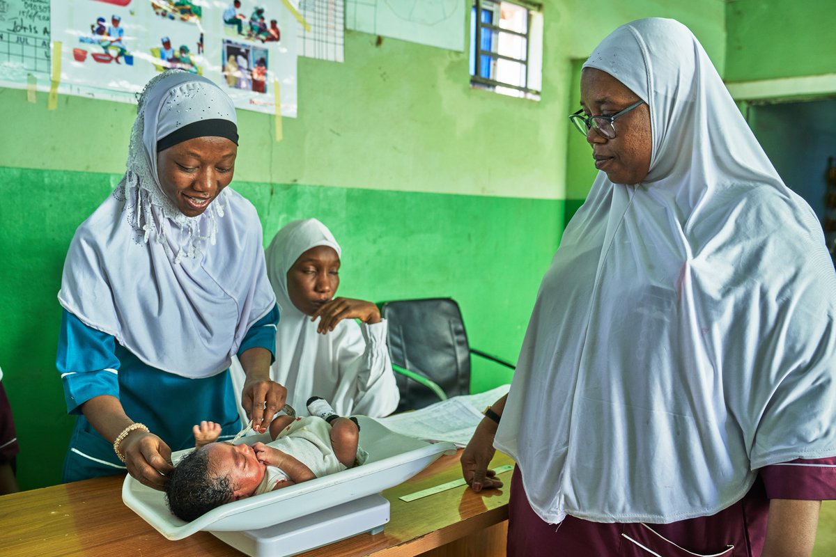 To reduce newborn mortality in Nigeria, USAID @NigeriaIHP trained and mentored health workers in 40 newly established special care baby units, on using special equipment for small & sick newborns as well as identifying and treating diseases in newborns & children. #HealthWorkers
