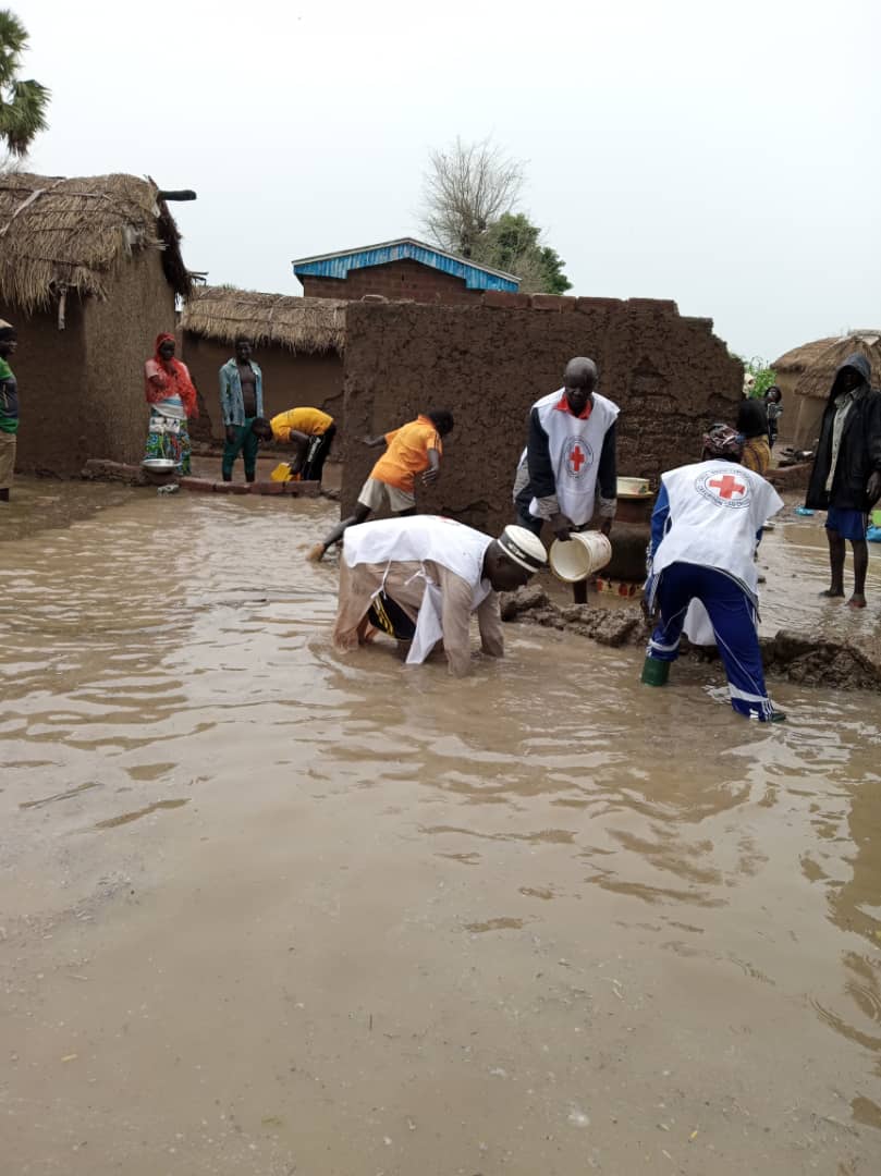 @IFRC is supporting the @CroixRougeCam in strengthening Anticipatory Actions (AA) floods in northern Cameroon
It's an excellent collaboration amongst Red Cross network @aics_it & Cameroon Government Department of CivilProtection
Experts are working together to develop AA protocol