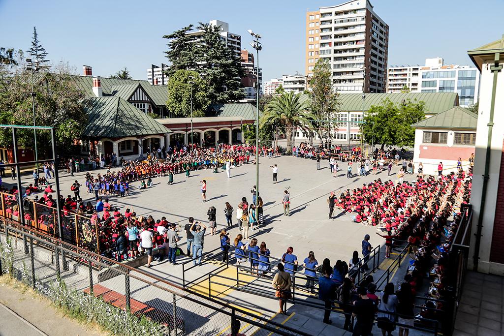 Estudio <a href="/ciae_uchile/">Centro de Investigación Avanzada en Educación</a> - C Lider identifica que el sistema escolar chileno requiere entre 700 y 900 nuevos directores cada año. Especialistas enfatizan la necesidad de una carrera directiva, entre otros aspectos a considerar uchile.cl/u214687