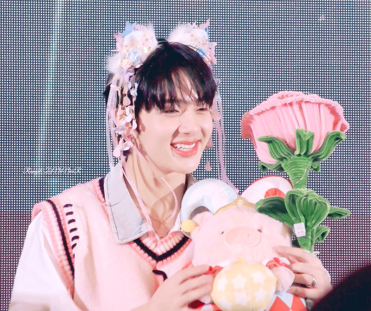 ZeeNuNewR's tweet photo. 꽃과🌸🌼돼지와🐷🐽누뉴🐱🧡🇨🇳 
#NuNewEhFansignInChina
@CwrNew #NuNew #NanaNu #누뉴차와린 https://t.co/IgURkqRv7Y