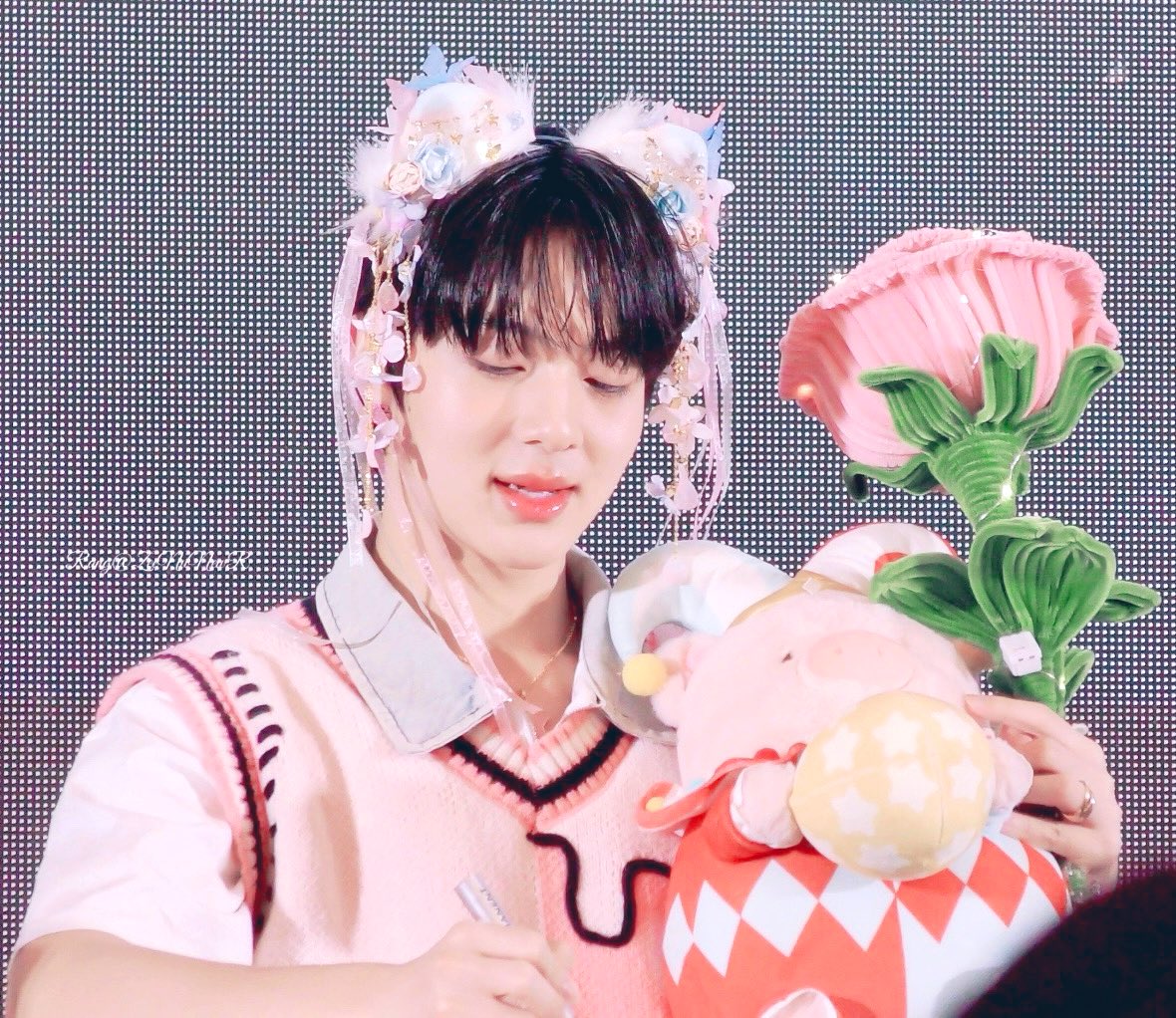 ZeeNuNewR's tweet photo. 꽃과🌸🌼돼지와🐷🐽누뉴🐱🧡🇨🇳 
#NuNewEhFansignInChina
@CwrNew #NuNew #NanaNu #누뉴차와린 https://t.co/IgURkqRv7Y