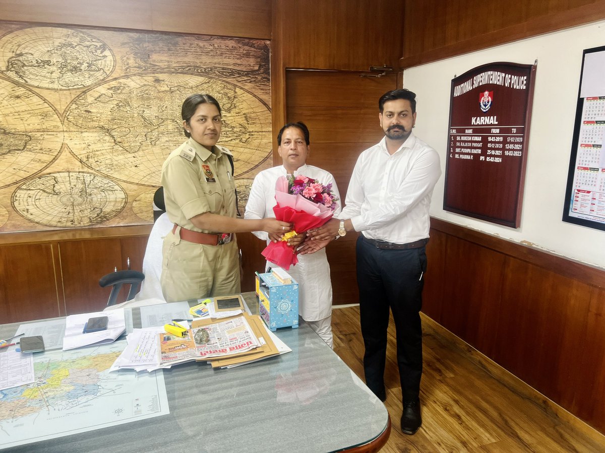 रणवीर राणा  और मासा पहलवान ने Ms Prabina ji Karnal Addl Sp को पुष्पगुलदस्ता भेंट कर सम्मानित किया । @sarvahit_party <a href="/SarvahitParty/">Sarvahit Party</a> <a href="/PartySarvhit/">sarvhit party</a>