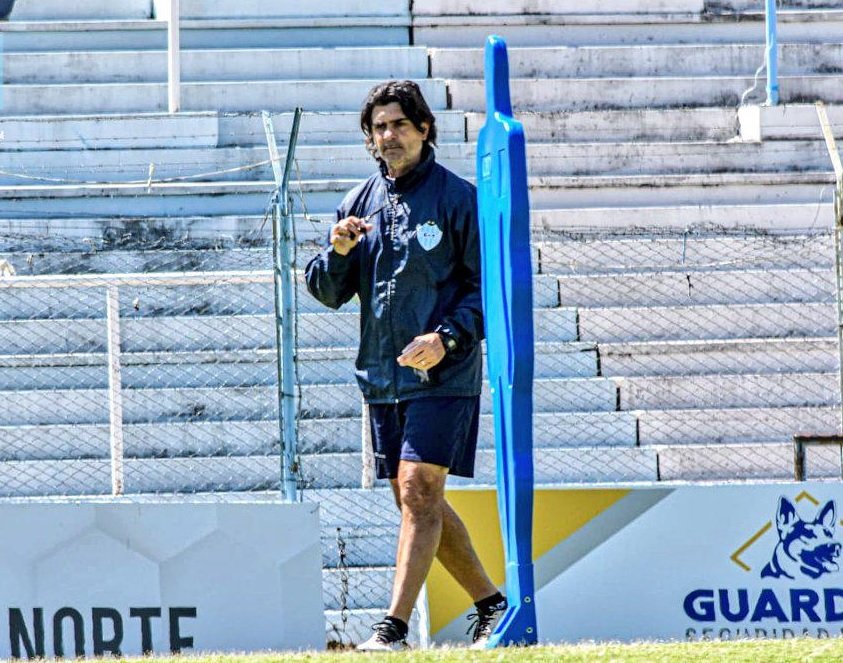 Si quieren brillo que me lustren la poronga.

Apoyo total para Forestello y los jugadores. Los que van a contagiar críticas y nerviosismo a la cancha mejor quédense en su casa.