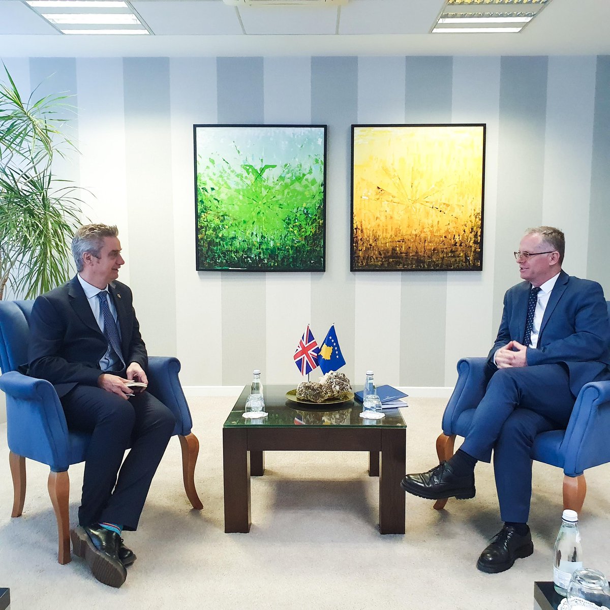 Happy to meet with British ambassador to Kosova @jonhargreaves67, to discuss and cover a range of topics. Thanked the ambassador for the continuous support of Britain towards our country and our close and sincere cooperation.