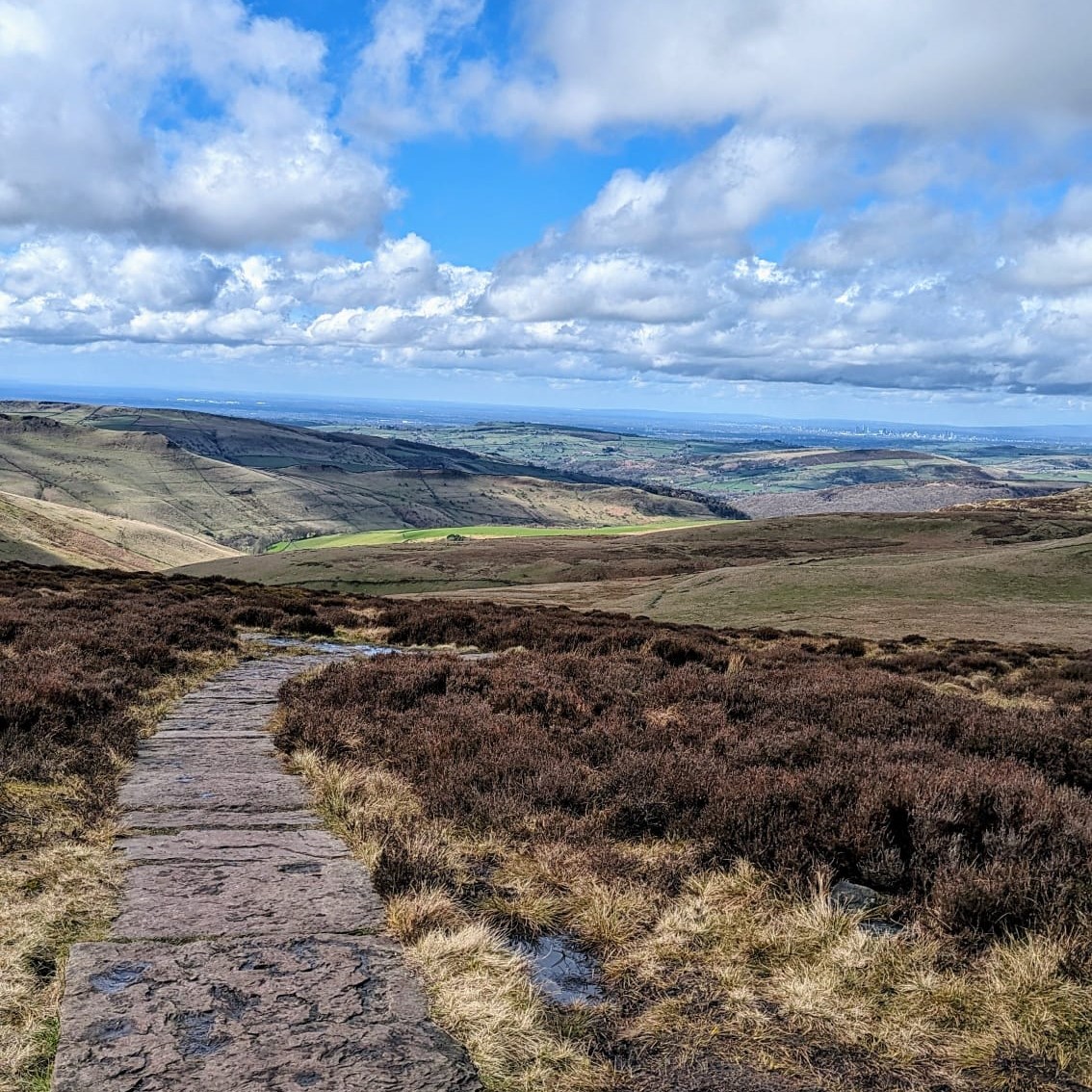 The bank holiday might be over but it’s not all bad news. Now the clocks have gone forward there’s an extra hour of daylight to enjoy Peak District views like these for longer. 📸Thanks to Seb from the High Peak team for this photo