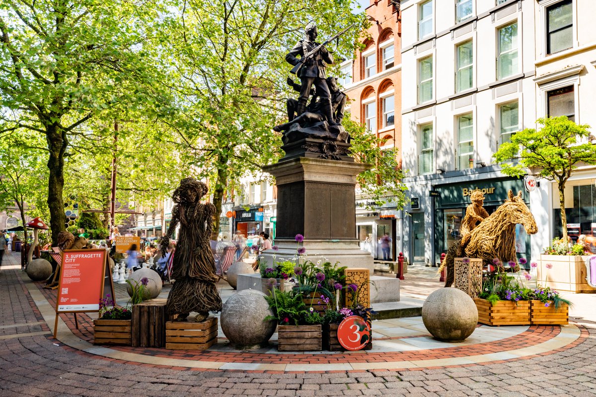 🌺 ANNOUNCEMENT 🌺 We are thrilled to announce the theme for this year’s Floral Trail is…MANCHESTER ICONS 🐝. From the city’s iconic Town Hall to the worker bee, suffragette movement, Mancunian musicians + an island of gnomes. 📷 Fabio De Paola/PA Wire + The Vain Photography