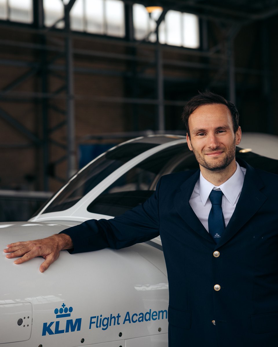 We proudly present our newest KLM Flight Academy class, including Olympic champion @ThomasKrol 👨‍✈️👩‍✈️ Thomas' first dream came true when he won the Olympic gold medal in the 1000 meters speed skating in 2022. 🥇 We are pleased that we can play a role in achieving his second