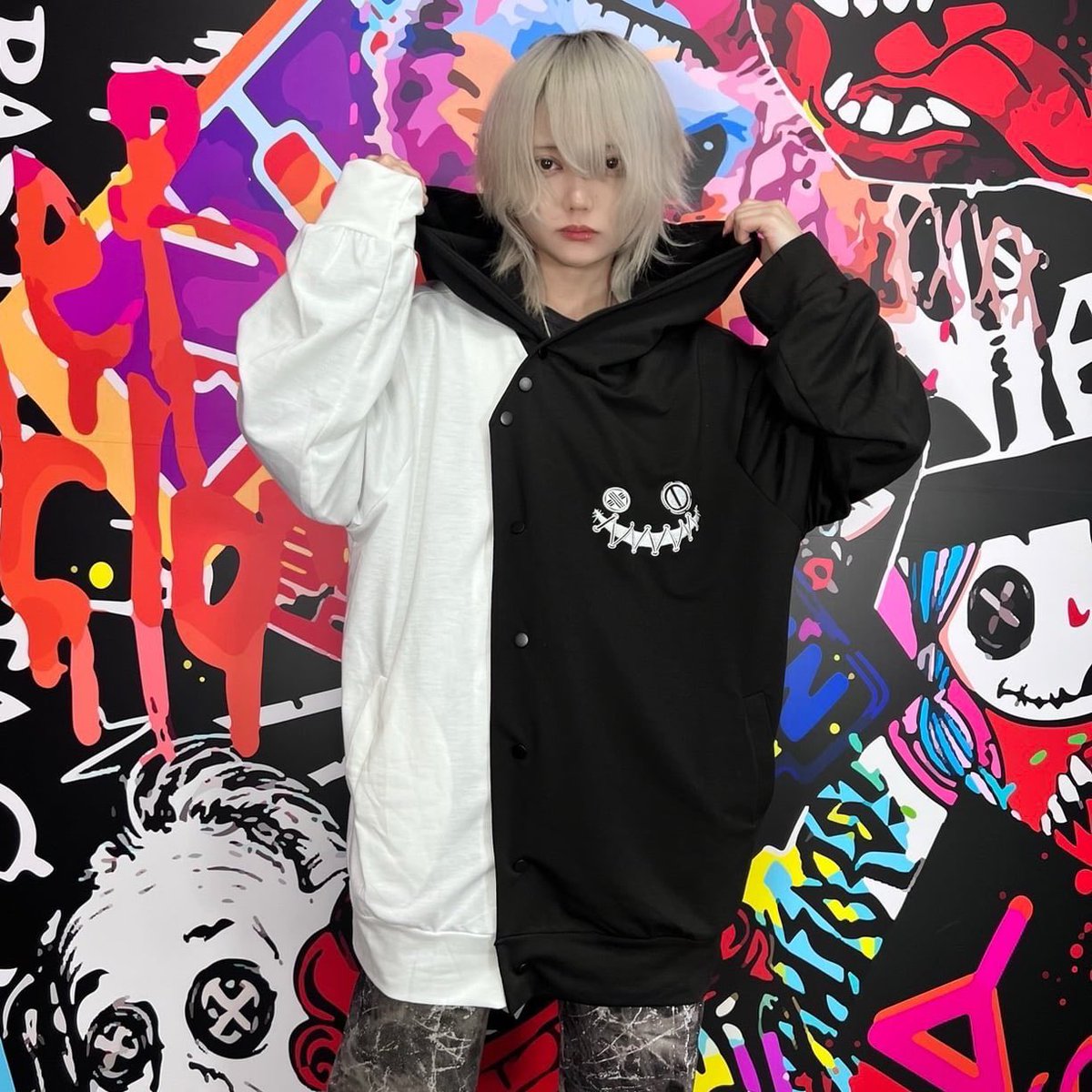 NieR_tokyo's tweet photo. 🎁本日〆切プレゼント企画🎁

BIG HOOD TWO-TONE OUTER【WHITE×BLACK】

🎁3名様にプレゼント🎁

◼応募方法
フォロー(@NieR_tokyo) &amp; RT
◼締切〆  本日24時

ユニセックスアイテムです🐰

※鍵垢の方も対象内です。

是非ご参加ください🙇‍♂️🙇‍♀️ https://t.co/5ew09UrLTe