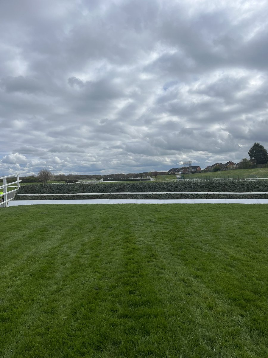 Fences looking good @AintreeRaces . Not long now @itvracing