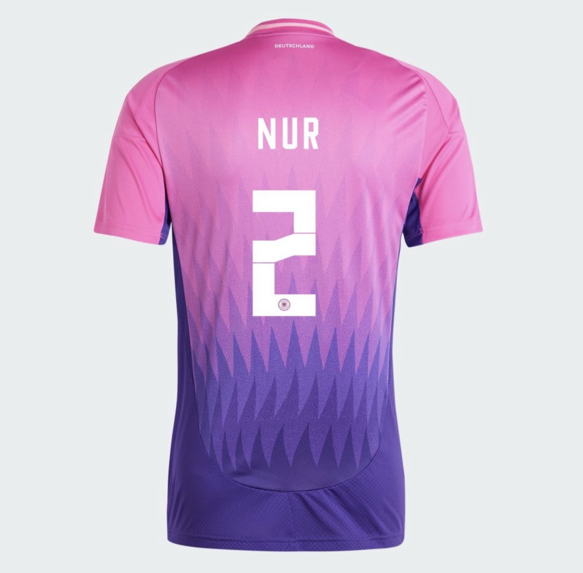 maxroland20's tweet image. Lieber @DFB, in eurem Online-Shop kann man sich die extremistische Parole „nurZwei“ auf das Trikot packen. Sie steht für die transfeindliche Idee, dass es „nur zwei“ Geschlechter gibt.

Ein Trikot mit klarer Diversity-Message sollte nicht für Hass missbraucht werden können!