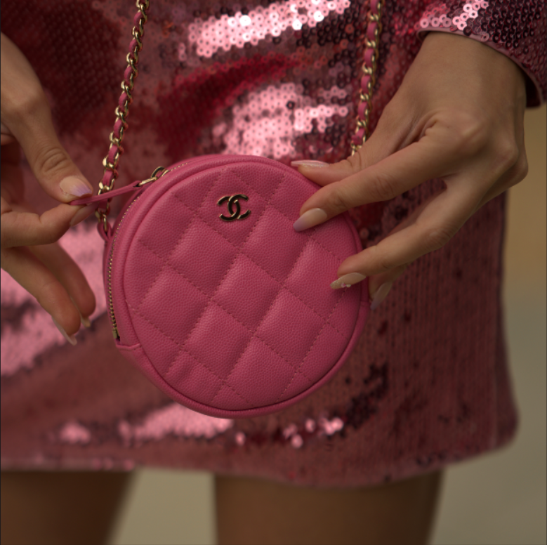 Add pink to any look with the pretty #ChanelRoundClutch 💘
.
#neverwithoutmychanel #handbagaddict #purselover #iiheartchanel #chaneladdict #bagporn #bagoftheday #bagfie #chanelparis #chanelcollector #bagsofinstagram #bagloverscommunity #designerpurse #luxuryfashionrentals💘