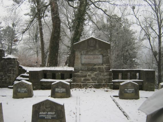 Only trees watch over the forgotten heroes, Evangelical Cemetery #Sighisoara.
Den toten Gelded.Jedes Heldengrab ist heilige Erde.Alle storben dass uns Friededn werden.
To the dead soldier.Each hero’s grave is holy ground.They died so that we have peace.

#thicktrunktuesday #Im4Ro