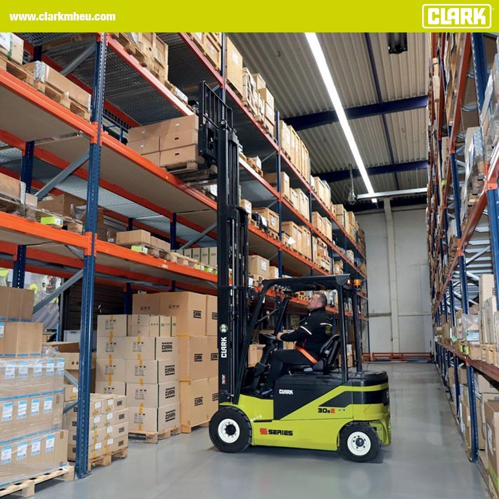 SMART, STRONG, SAFE: The CLARK S-Series Electric The SE25-35 series of electric four-wheel forklifts w is another highly efficient and environmentally friendly alternative to IC engine-powered forklifts from CLARK. Read more: buff.ly/3InYpzM