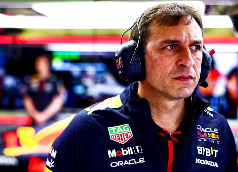 👀 Söylentilere göre Toto Wolff, Verstappen'i Mercedes'e çekmenin bir yolu olarak Adrian Newey'in sağ kolu Pierre Waché'yi transfer etmeye çalışıyor. Görünüşe göre Max Verstappen'in ekibi, Waché'nin Newey'den daha önemli olduğuna inanıyor. [@FUnoAT]