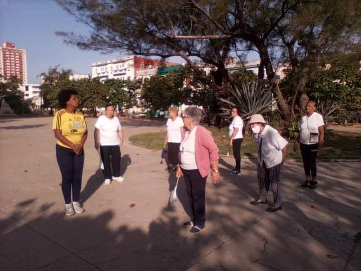 #EnPlazaHoy se ensaya la composición gimnástica con adultos mayores en el Parque de Línea y L, #ElDeporteEsSalud #EsTuPlaza @DMDPlaza @RolyRodriguezG2 @UtraYoanky @LilianaDazCamp1 @garces_escalona @DGEducaPlaza @PlazaDCultural @salud18497 @gobhabana @GobiernoCuba @InderCuba