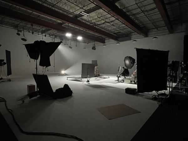 #repost Thank you, @HighOutputInc

Shots from a film shoot in @HighOutputInc Charles River Studios. Studio facilities continue to improve with newly installed <a href="/chromaqlighting/">Chroma-Q</a> pace Force Octo bi-color LEDs. 🤩🎥🎬

<a href="/ACLighting_Inc/">AC Americas</a>