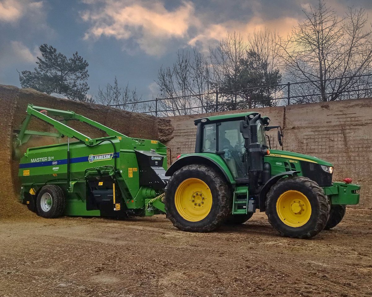 The Master horizontal trailed mixer wagon's hydraulic rear tiller has a width of 1700 mm and an outer diameter of 600 mm. The spiral design of the tiller with numerous knives allows silage to be quickly loaded into the box. 💥 

#Faresin #mixerwagon #feedmixer