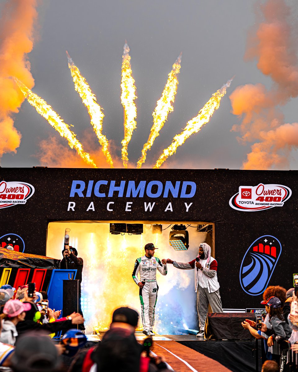 @KyleLarsonRacin @RichmondRaceway .@RichmondRaceway brings the heat at driver intros. 🔥