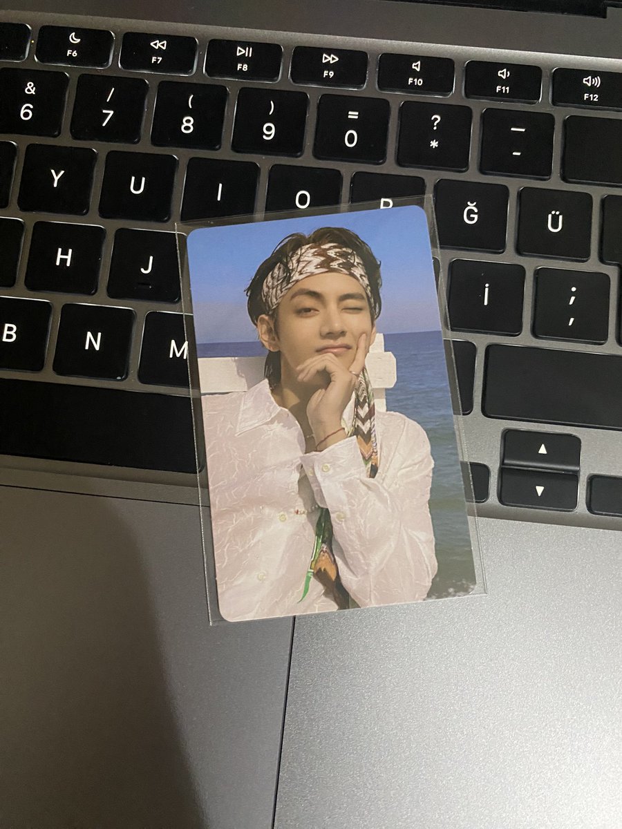 ÇEKİLİŞ 

kazanan kisiye bu iki pcyi hediye etmek istiyorum 

sartlar bu twite rt atıp katıldım yazmak, ilanı kazanan kisi alacak✨ bu kadar 

10 nisanda acıklarım

bts satıs taehyung