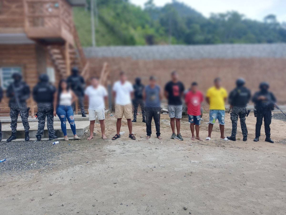MinInteriorEc's tweet photo. #Manabí | @PoliciaEcuador allanó inmuebles donde se sospechaba la presencia de un grupo terrorista. Esta operación logró la captura de 7 implicados, junto con pistolas, vehículos, motocicletas, teléfonos celulares y dinero en efectivo.
#GOE #UIAD https://t.co/7IgEvsNHVC