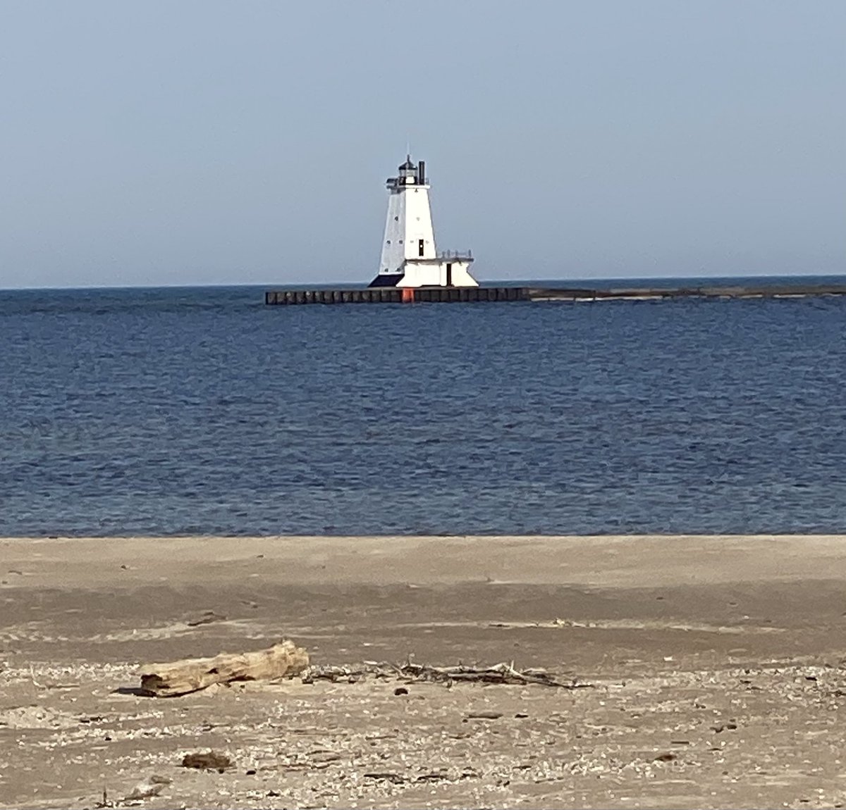 Hey #Wisconsin humans let your light shine and get out there to VOTE today. And if anyone is asking this lake (not many), there is no need to change your constitution right now 🌊🌊