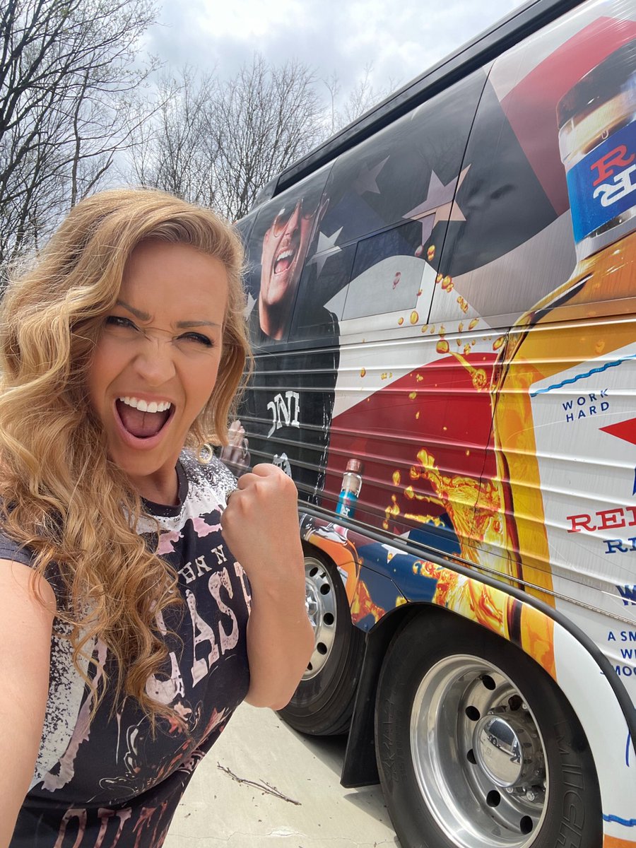 Can anyone guess who the artist is on this bus? Tag him in the comments … and GO 🇺🇸🇺🇸🇺🇸🇺🇸🇺🇸🇺🇸🇺🇸🇺🇸🇺🇸🇺🇸🇺🇸 Leenewtonofficial.com