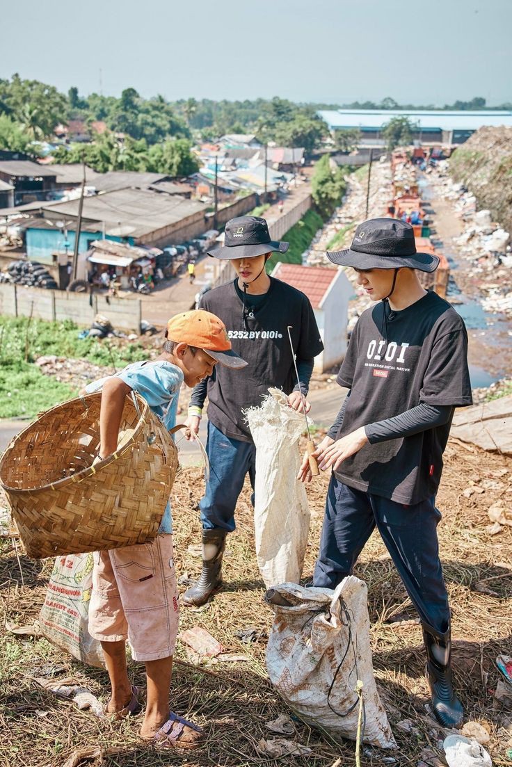 ciaarooms's tweet photo. padahal orang yang mereka suruh buat konser di Bantar Gebang tuh pernah bantuin kehidupan bbrp anak kurang mampu, bahkan sampe ikut ngambil sampah tanpa menggunakan masker dan sarung tangan jg di Bantar Gebang💁🏻‍♀️ https://t.co/3S9g1iAx9x