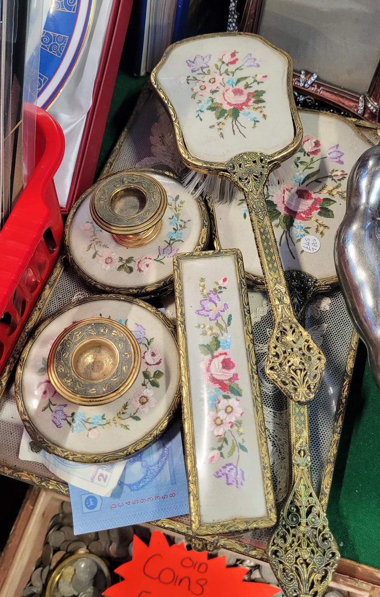 CollectCurios's tweet image. A full vintage dressing table set including the candle holders! Collectable Curios love how things were done back in the day, with elegance and sophistication...

info@collectablecurios.co.uk

#DressingTableSet #EmbroiderySet #GroomingSet #Antiquing  #StGeorgesMarketBelfast