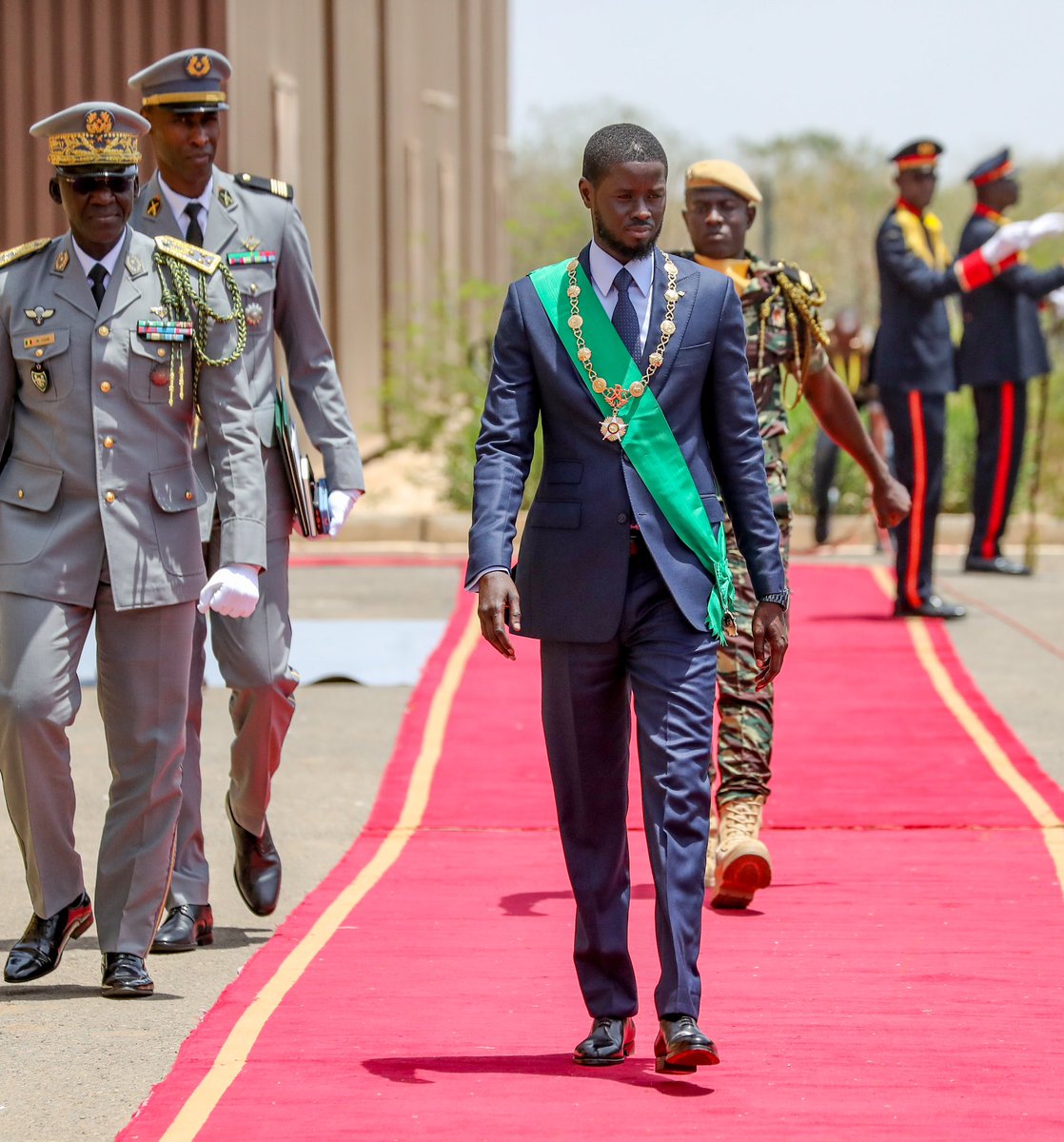 Le Président de la République, Son Excellence Monsieur @DiomayeFaye, a prêté serment ce mardi 2 avril 2024 au Centre des Expositions de Diamniadio. La cérémonie s'est déroulée en présence de sommités et de personnalités nationales et internationales.