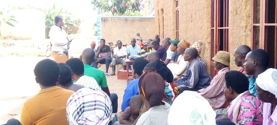 RilimaBugesera's tweet image. None mu murenge wa @RilimaBugesera twakoze inteko rusange y'abaturage aha abaturage b'akagari ka #Kabeza bahuriye hamwe biga ku iterambere ryabo hamwe no kwicyemurira ibibazo bibangamiye umudendezo wabo.