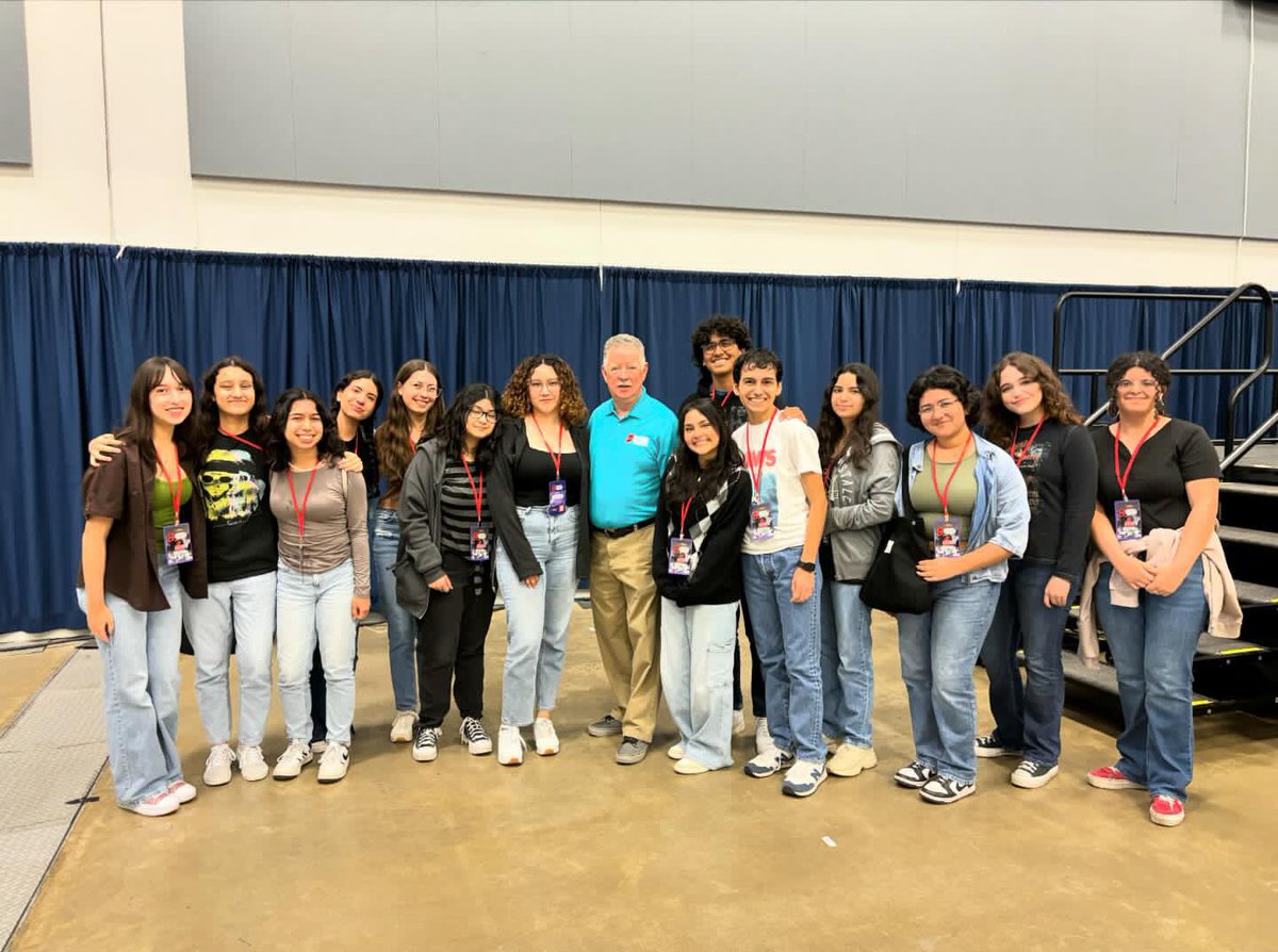Some of our @losfresnoshigh GEAR UP students had the opportunity to attend the National Tropical Weather Conference at SPI today!  Thank you @KRGV_TimSmith for meeting with our Falcons!🌪⛈  @CbarreraCindy @RegionOneGEARUP #gearupworks