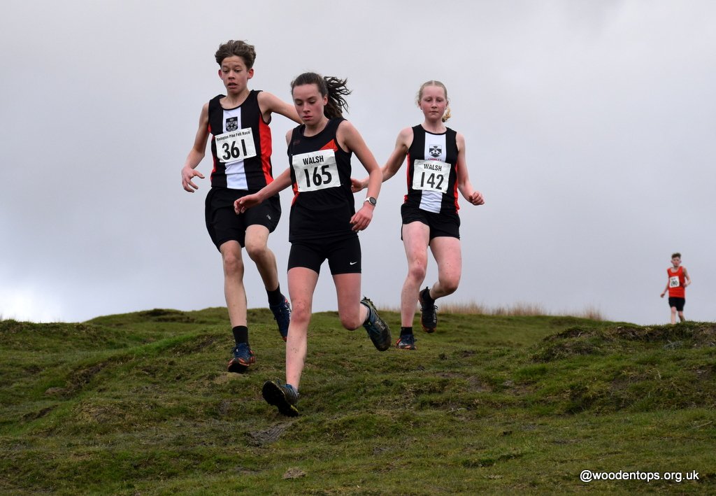 30th March 2024 Rivington Pike U15 &U17 Fell Race - Racing on the Hill - Enjoy 317 photos in link photos.app.goo.gl/aPmmyCgniNjbgg… @ChorleyATC @RossendaleH @SaddleworthRnrs @horwichharriers @RadcliffeAC @BoltonTriClub @hhac @PrestonHarriers @PudseyBramleyAC @kirkbymilers @LeighHarriers