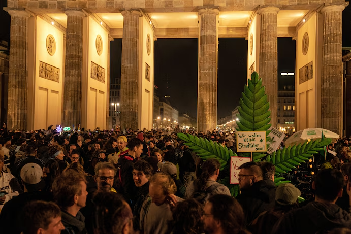 First day of legal marijuana in Germany goes smoothly, police say yahoo.com/news/first-day… #MME #marijuana #cannabis #Germany