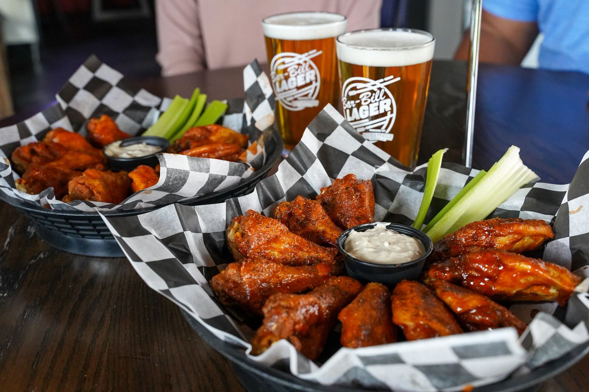 Buffalo, NY has been called 'the best eating city in America' by Michael Stern, the man who wrote the book about American Heartland Cuisine. Buffalo, of course, is the birthplace of Buffalo wings. But we’re also so much more. Classic Buffalo foods to be thankful for: A thread 🧵