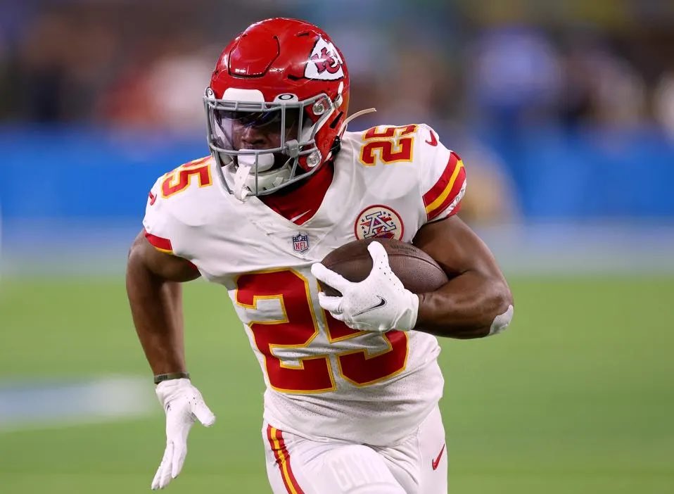 The #Chiefs have agreed to terms with their former first-round pick Clyde Edwards-Helaire on a 1-year deal, sources say. Their starter until midway through 2022 is back for another shot.