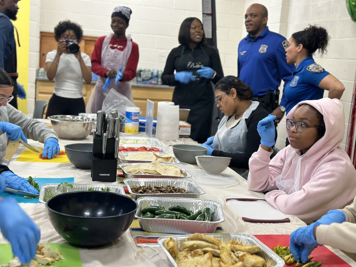 Last week I joined @NYPD70Pct and @NYPDCommAffairs at their anti-gun violence initiative! They graciously hosted a cooking class for teens. Together we learned about nutrition, making healthy meals, and the value of fostering bonds and relationships in the community!