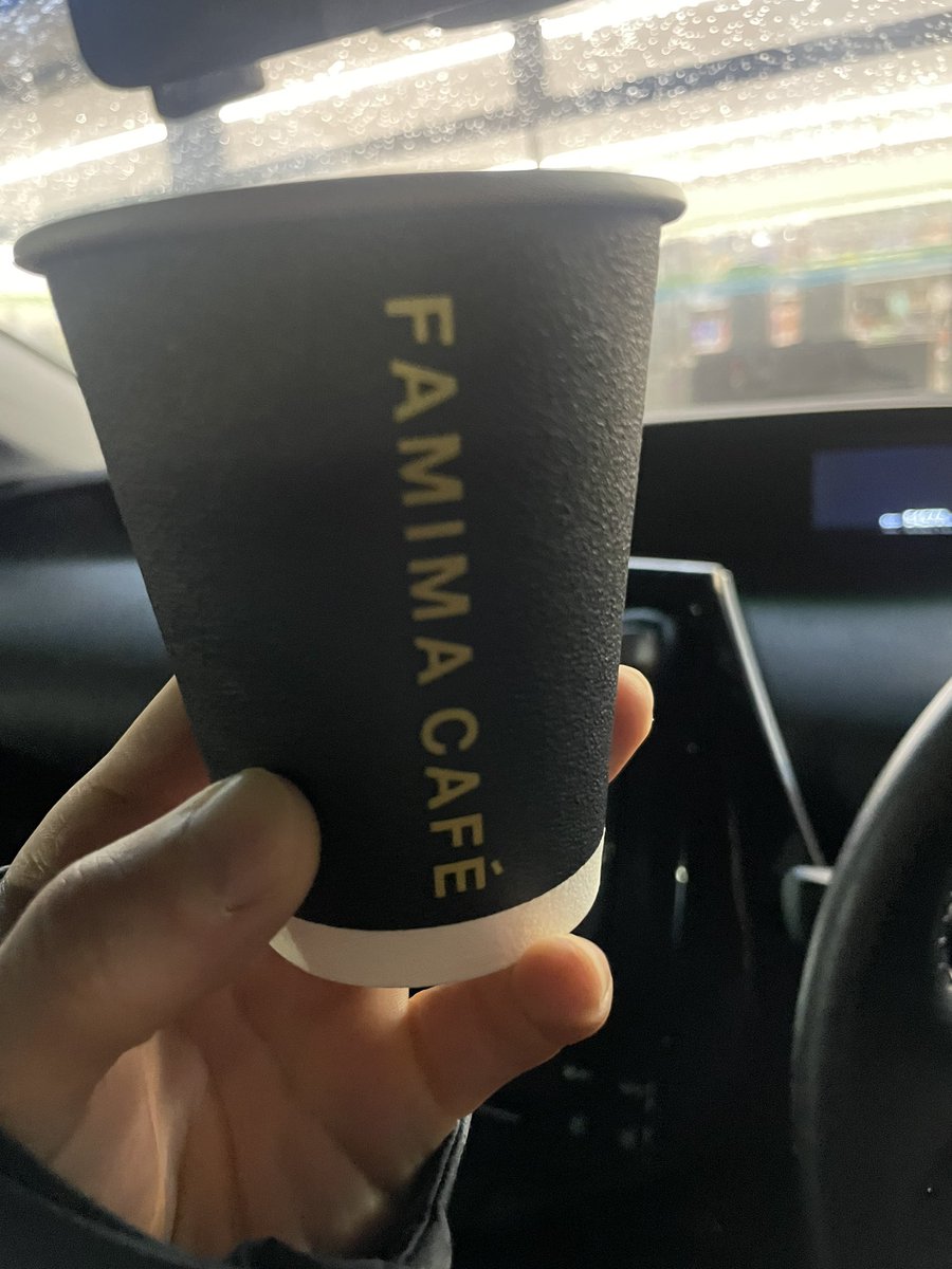 tipsofcoffee's tweet image. コーヒー切らしてて久しぶりにファミマのモカブレンド！
まさかの蓋の在庫がないらしく、、
こんなんもう頭文字Dのコップの水溢さず走るやつやるしかねぇじゃん
最悪だわ