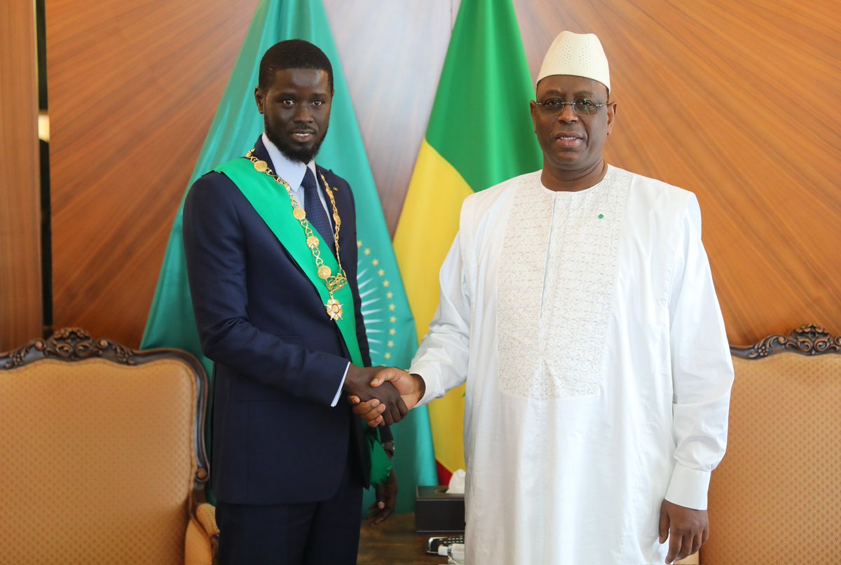 La cérémonie de passation de pouvoir entre le Président @DiomayeFaye et M. @Macky_Sall s’est déroulée au Palais. Après un tête-à-tête, le Chef de l’État a accompagné le Président sortant jusqu’à la porte du palais, marquant ainsi un geste de respect et de transition symbolique.