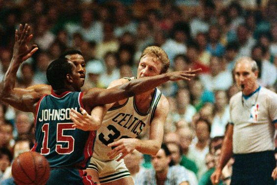 Larry Bird passing around Vinnie Johnson.