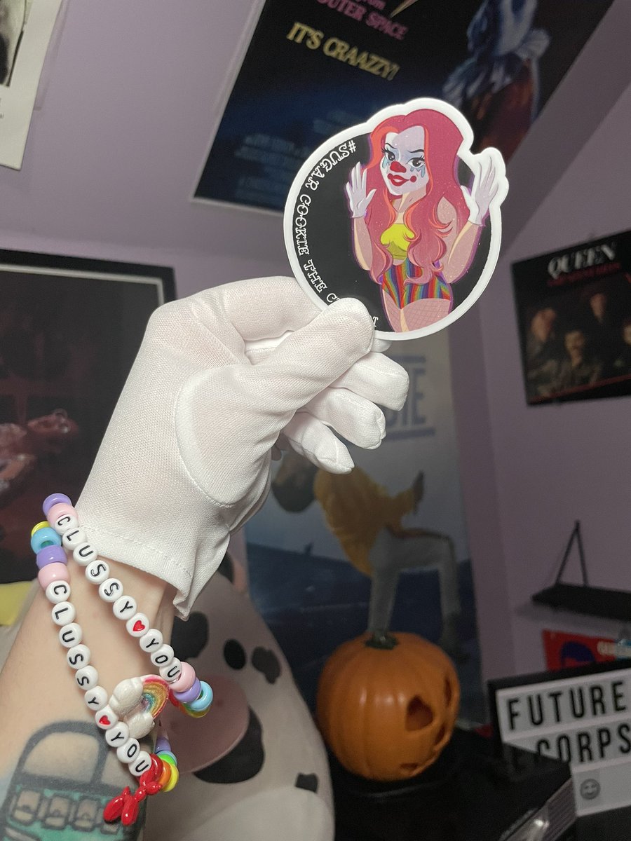 i will have stickers and free friendship bracelets on me this week starting tomorrow at #creammania !!! dont be afraid to say hi 🤡🌈🫶🏻 #sugarcookietheclown