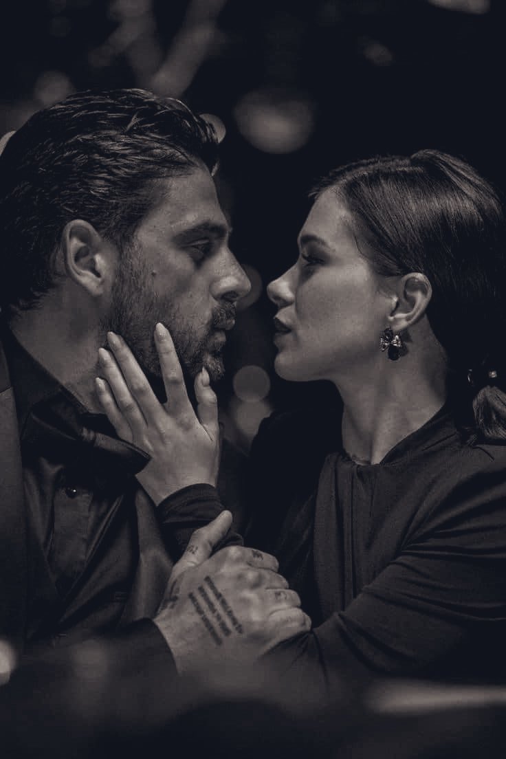 "Todos buscamos un lugar por donde entrar al paraíso, y yo, yo escogí sus ojos y su corazón".ca💜