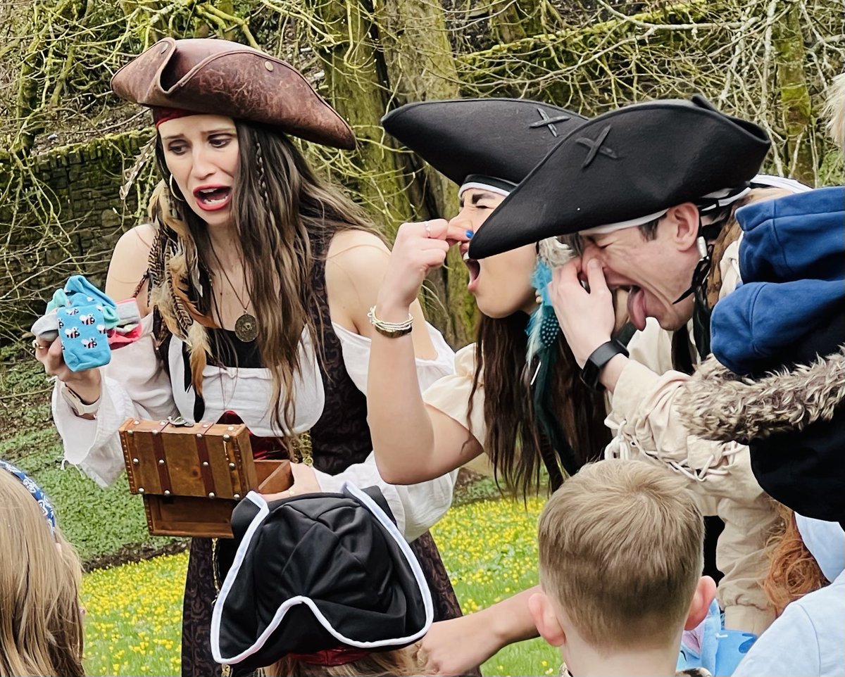 A hearty Perfect Pirate School with @loubyloustories around @BedwelltyHouse. Captain Smelly Socks was a fragrant presence, scattering stardust & enlisting Captains #NoBeard & #Look to put all ages thru enough serious timber shivering to float their boats…& get them on board…