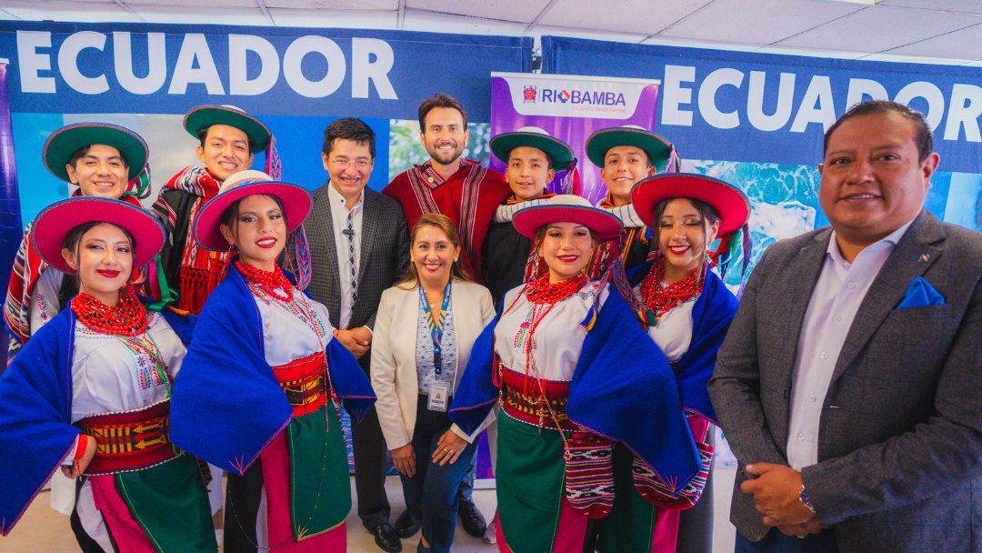 TurismoEc's tweet photo. #Riobamba se alista para sus fiestas! Esta mañana, el ministro @NielsOlsenP recibió al alcalde de la Sultana de los Andes, @JohnVinueza, para compartir las principales actividades culturales, gastronómicas, artísticas y musicales que se realizarán en el mes de abril. 🧵 https://t.co/hIFh139Isp