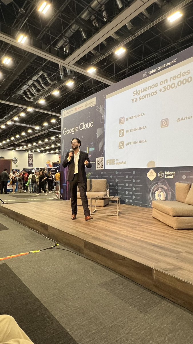 Clelia_hdezo's tweet photo. @feeenlinea excelente charla “Los 5 mitos de la Inteligencia Artificial” de Arturo Portillo en #AILand @talentrepublic_ #TalentLand2024 https://t.co/EzmJfhJK4P
