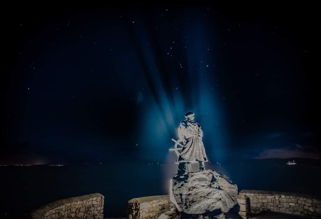 Watching the Stars... Orion over Dick Evans memorial statue at Moelfre. @AboutAnglesey @AngleseyScMedia @BBCWalesNews @ItsYourWales @metoffice @Ruth_ITV @S4Ctywydd @WalesCoastPath @BBCWthrWatchers @SabrinaJayneLee @Cymruwrthgalon @VisitAnglesey @VisitWalesBiz